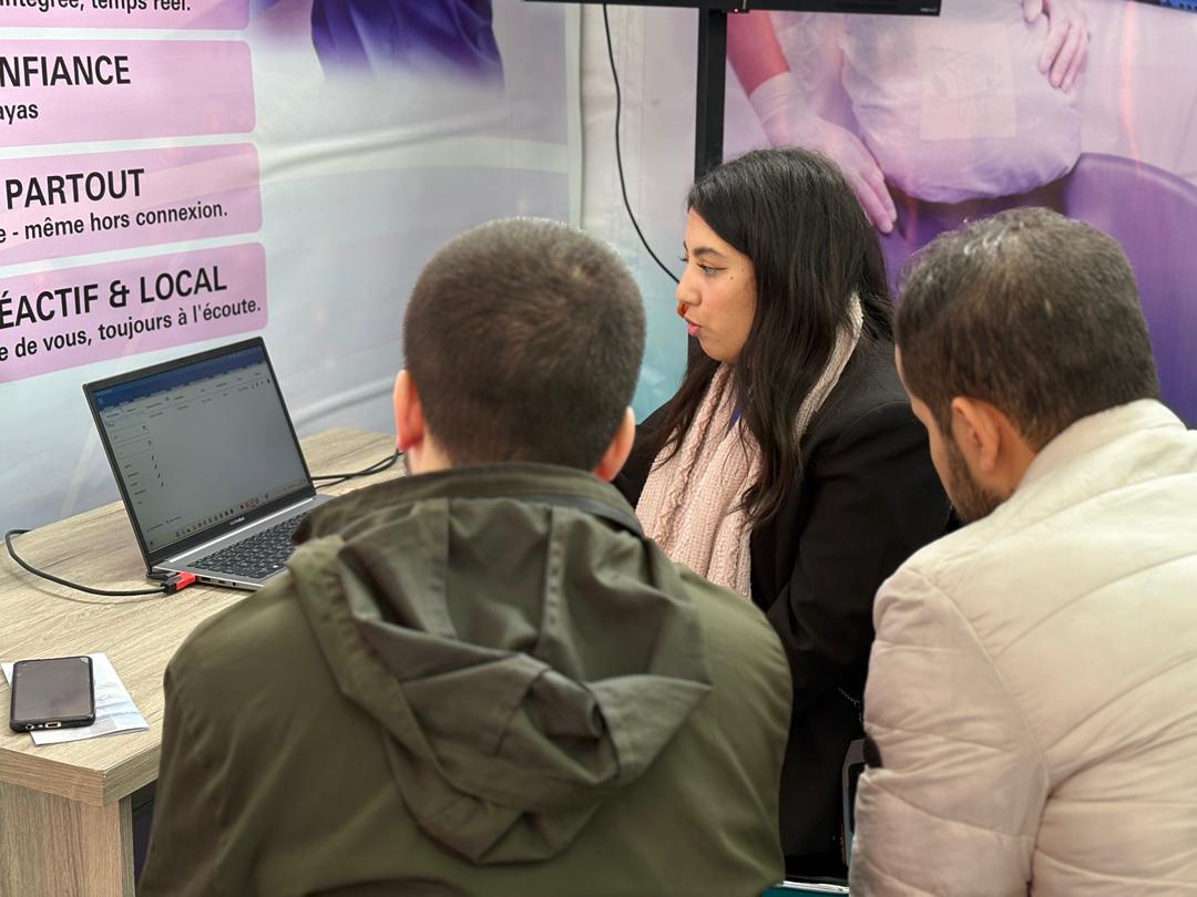 Équipe sur le stand DENTUS